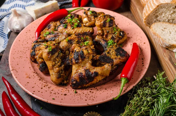 Ali di pollo alla griglia con peperoncino — Foto Stock