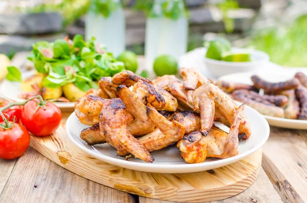 Delizioso barbecue con limonata — Foto Stock