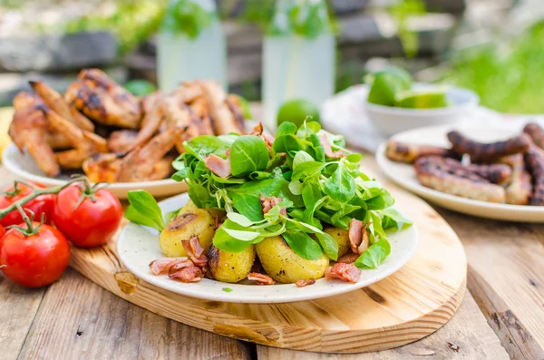 Deliciosa barbacoa con limonada — Foto de Stock