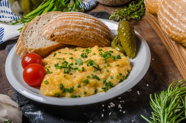 Scrambled eggs in a frying pan — Stock Photo, Image