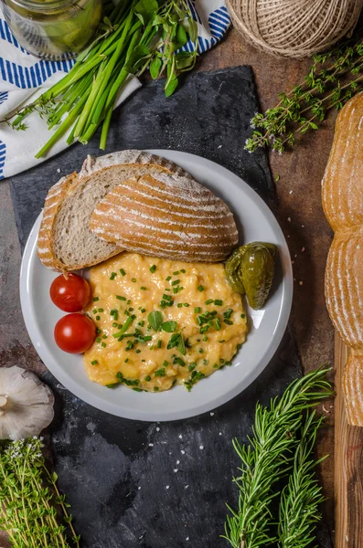 Rührei in der Pfanne — Stockfoto