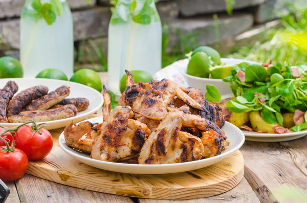 Delizioso barbecue con limonata — Foto Stock