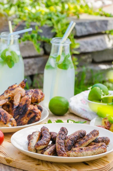 Delizioso barbecue con limonata — Foto Stock