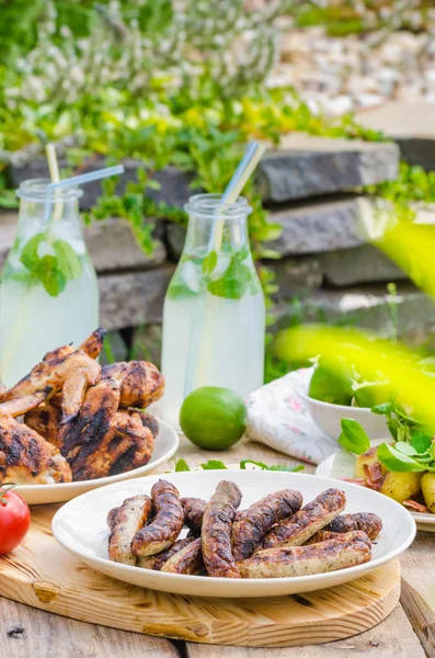 Heerlijke barbecue met limonade — Stockfoto