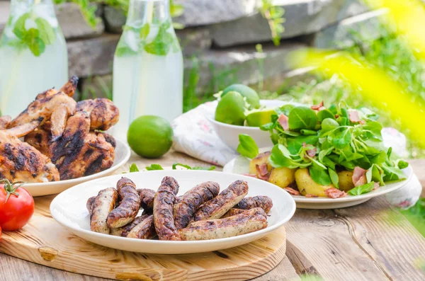 Deliciosa barbacoa con limonada — Foto de Stock