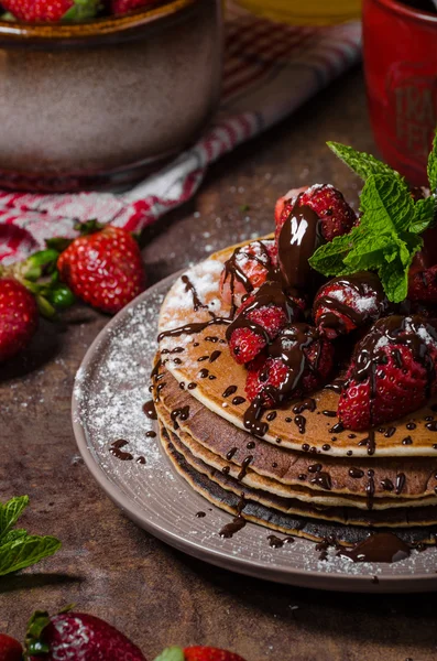 Amerikanische Pfannkuchen mit Erdbeeren — Stockfoto