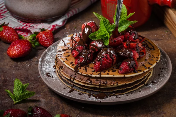 Amerikaanse pannenkoeken met aardbeien — Stockfoto