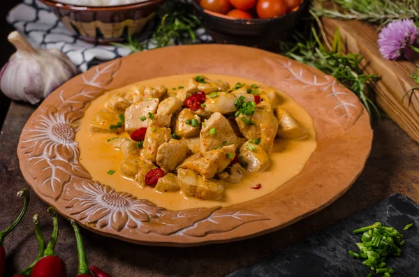 Kip curry met kruiden — Stockfoto