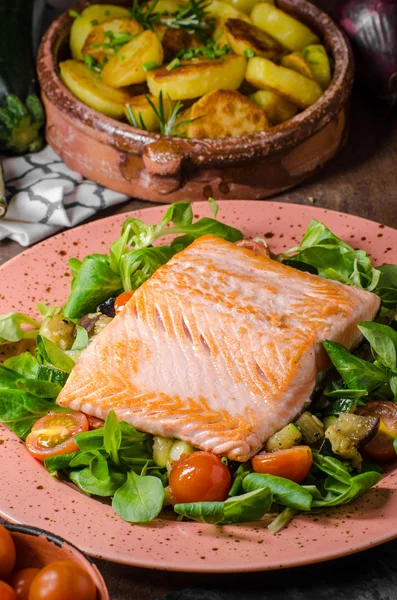 Lachs mit Kartoffeln — Stockfoto