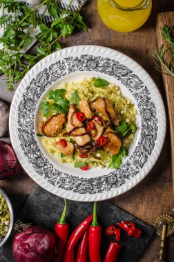 Çin baharatlı tavuk karışımı köri pirinç