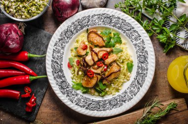 Çin baharatlı tavuk karışımı köri pirinç