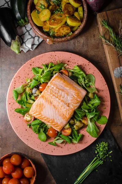 Lachs mit Kartoffeln — Stockfoto