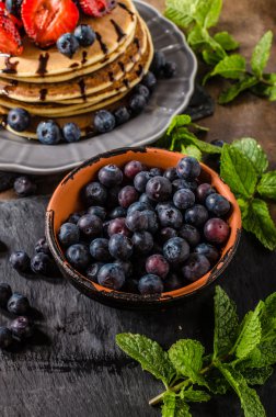 Çilek ve çikolata ile Amerikan krep