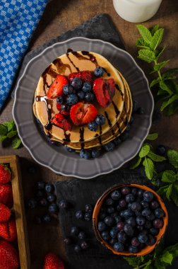 Çilek ve çikolata ile Amerikan krep