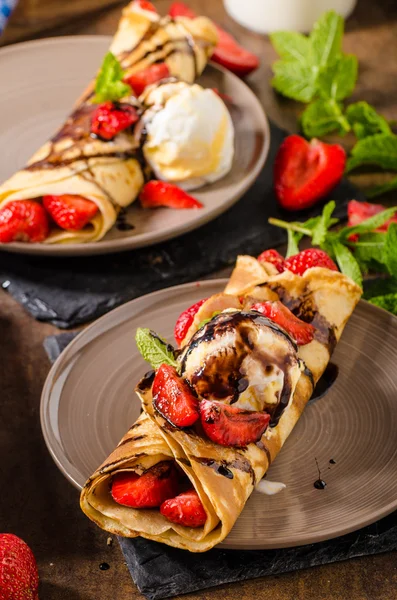 Crêpes à la crème glacée — Photo