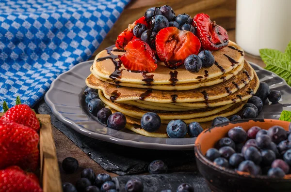 Panqueques americanos con bayas y chocolate —  Fotos de Stock