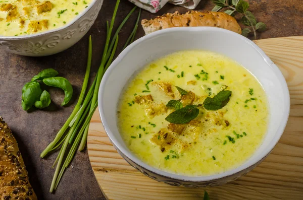 Sopa de caril com croutons — Fotografia de Stock