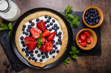 Gevrek kek krem ve çilek