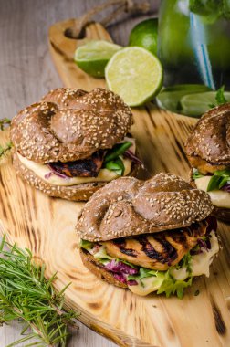 Teriyaki tavuk sandviç