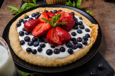 Gevrek kek krem ve çilek