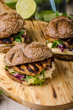 Teriyaki tavuk sandviç