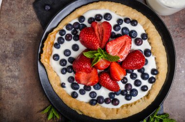 Gevrek kek krem ve çilek