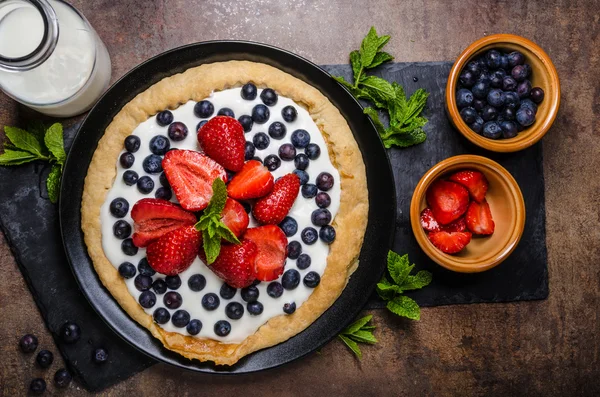 딸기와 크림과 바삭한 케이크 — 스톡 사진