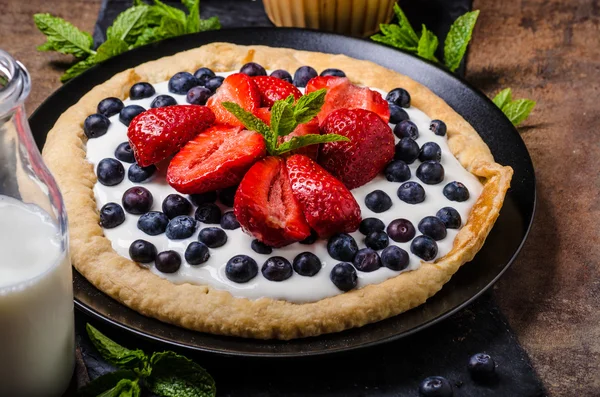 Pastel crujiente con crema y bayas —  Fotos de Stock