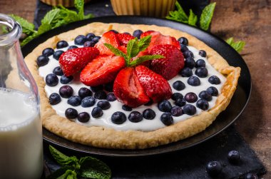 Gevrek kek krem ve çilek