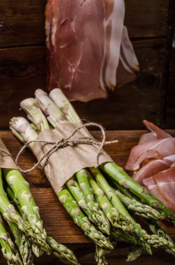 Taze kuşkonmaz pastırma ile