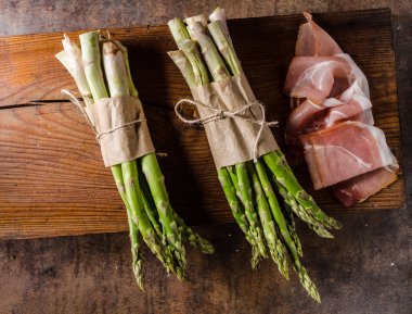 Taze kuşkonmaz pastırma ile