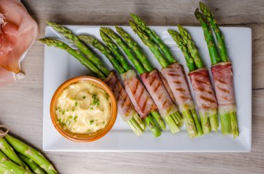 Kuşkonmaz pastırma ile ızgara