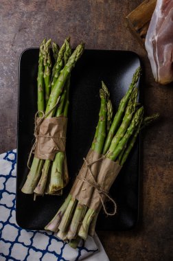 Taze kuşkonmaz pastırma ile