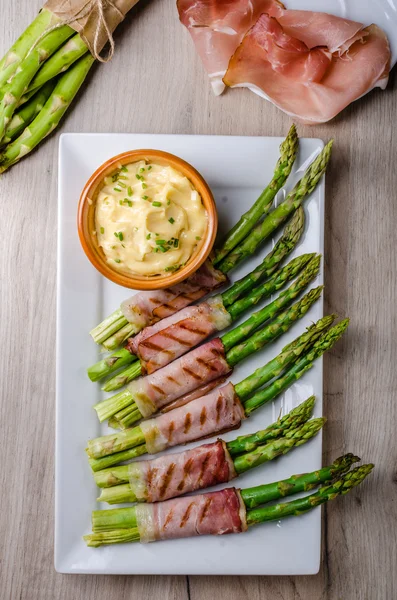 Sparris på grillen med bacon — Stockfoto