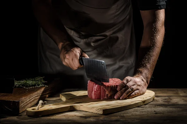 Chef macellaio preparare bistecca di manzo — Foto Stock