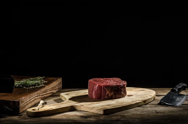 Chef macellaio preparare bistecca di manzo — Foto Stock