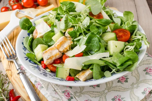 Salad with grilled chicken — Stock Photo, Image