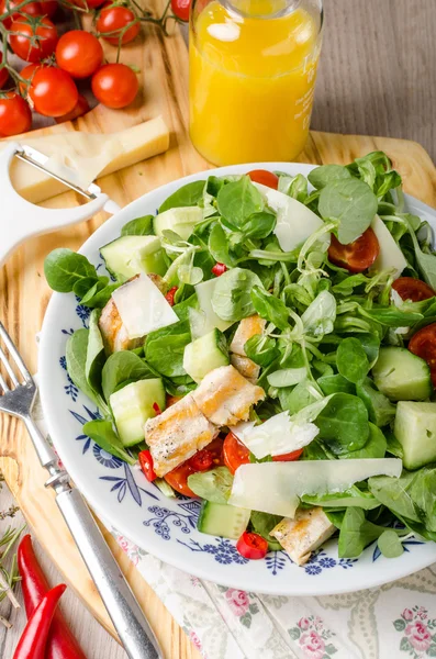 Sallad med grillad kyckling — Stockfoto