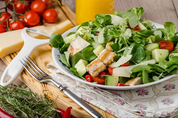 Salade met gegrilde kip — Stockfoto