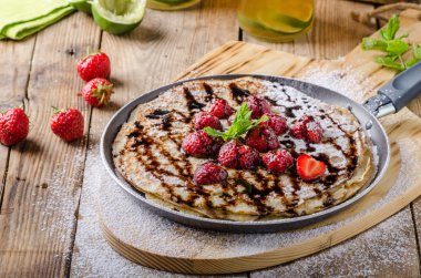 Krep meyve ve çikolata ile