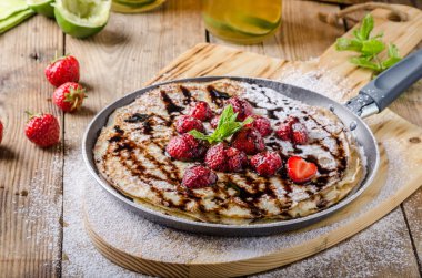 Krep meyve ve çikolata ile