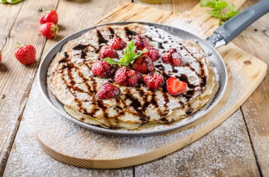 Krep meyve ve çikolata ile