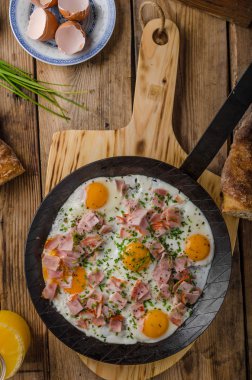 Jambon ve yumurta omlet