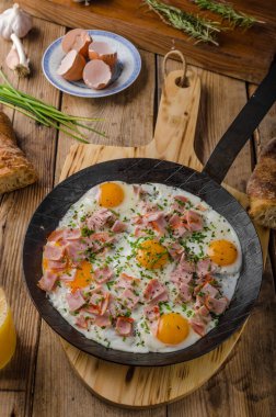 Jambon ve yumurta omlet
