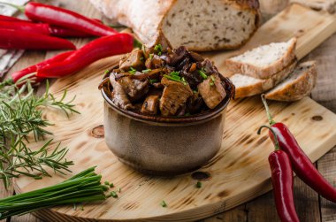 Teriyaki tavuk ekmek ile