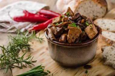 Teriyaki tavuk ekmek ile