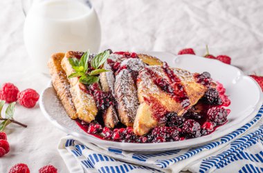 Yumurtalı ekmek meyve ile