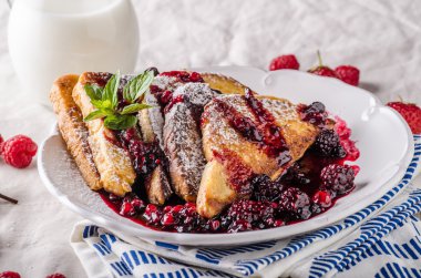 Yumurtalı ekmek meyve ile