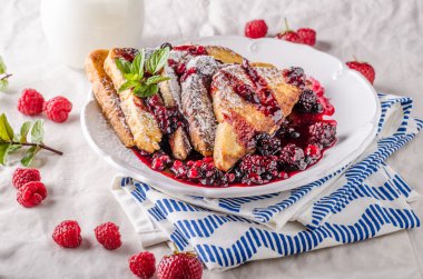 Yumurtalı ekmek meyve ile