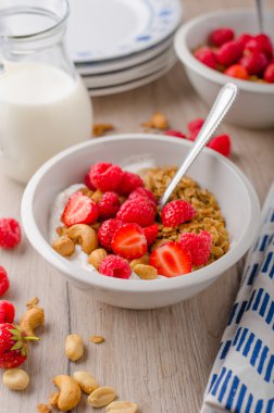 Fındık ile pişmiş granola